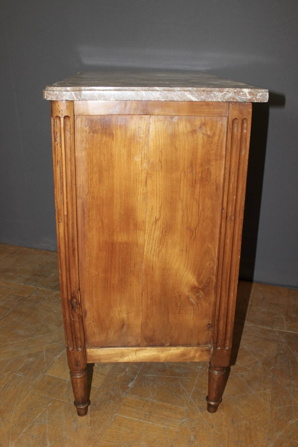 Louis XVI commode in cherry wood, 18th century.