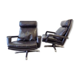Hans Kaufeld set of 2 black leather lounge chairs from the 1960s