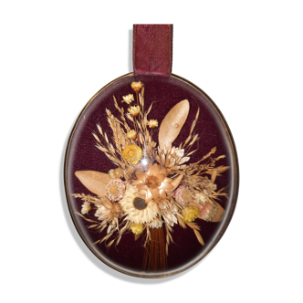 Frame medallion dried flowers