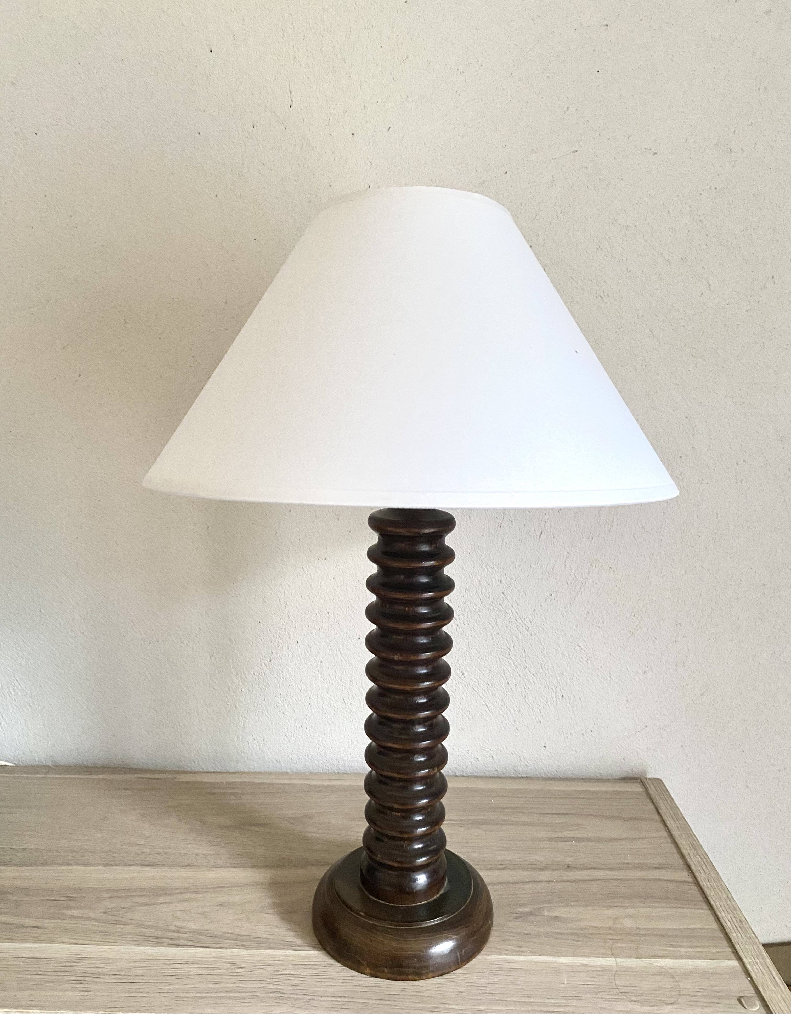 Sculpted wooden lamp, 2 m fabric cable, cotton shade.