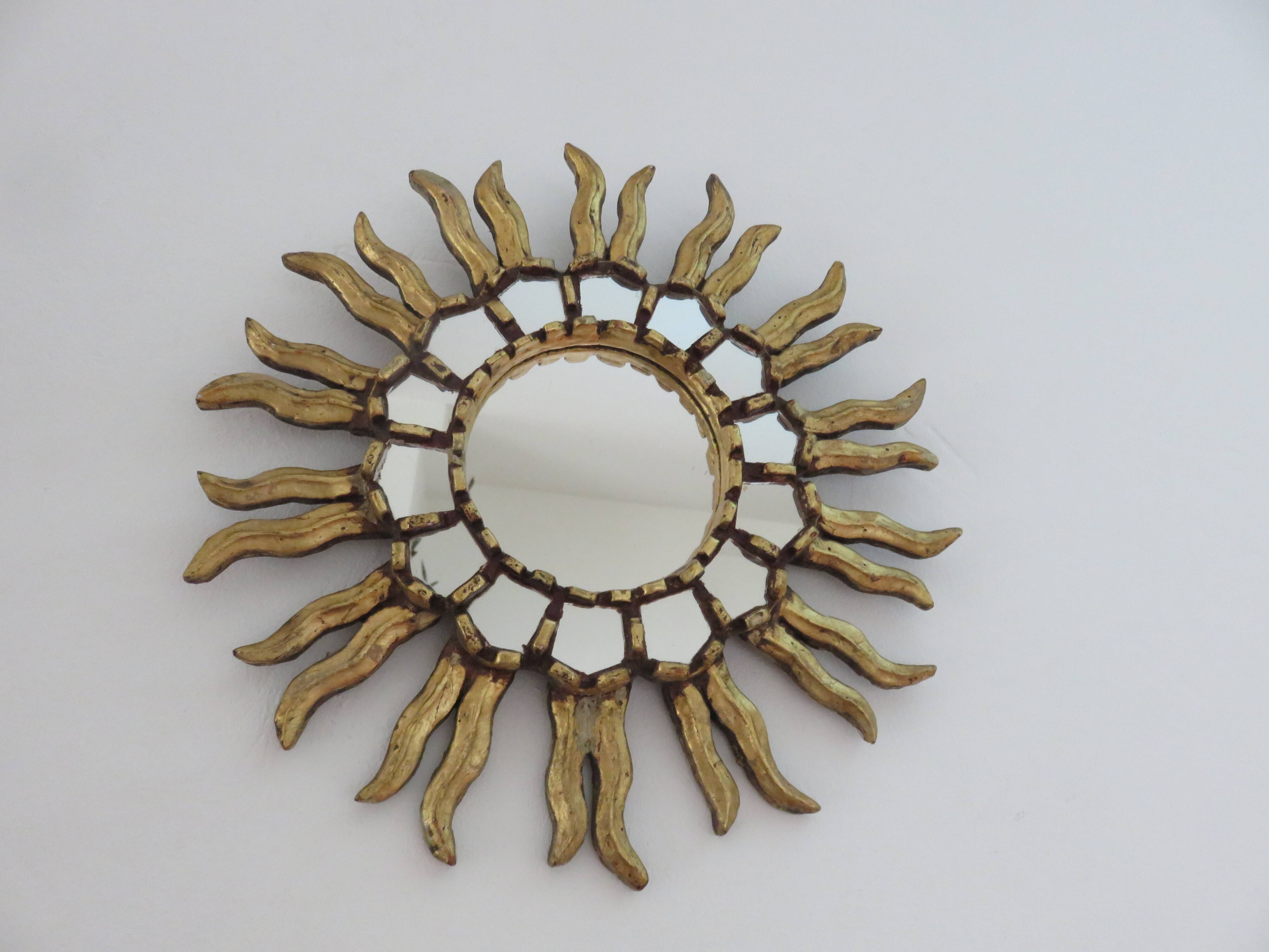 Miroir soleil en bois doré avec incrustations début XXème