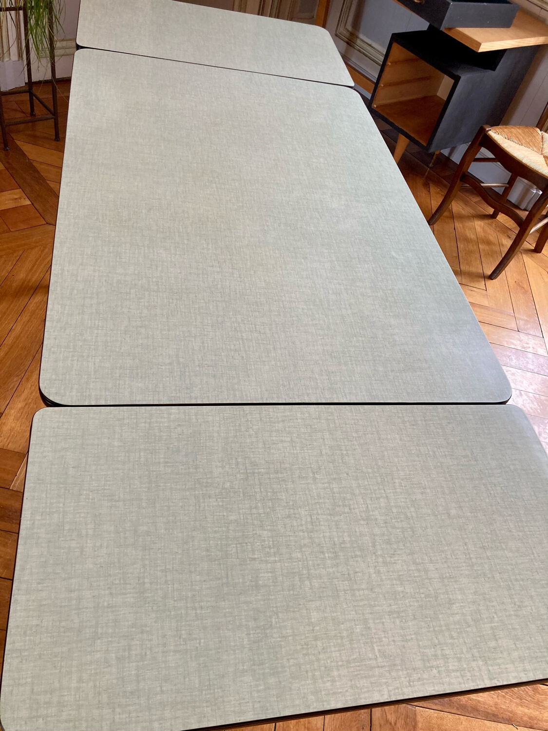 Water-green extendable Formica table