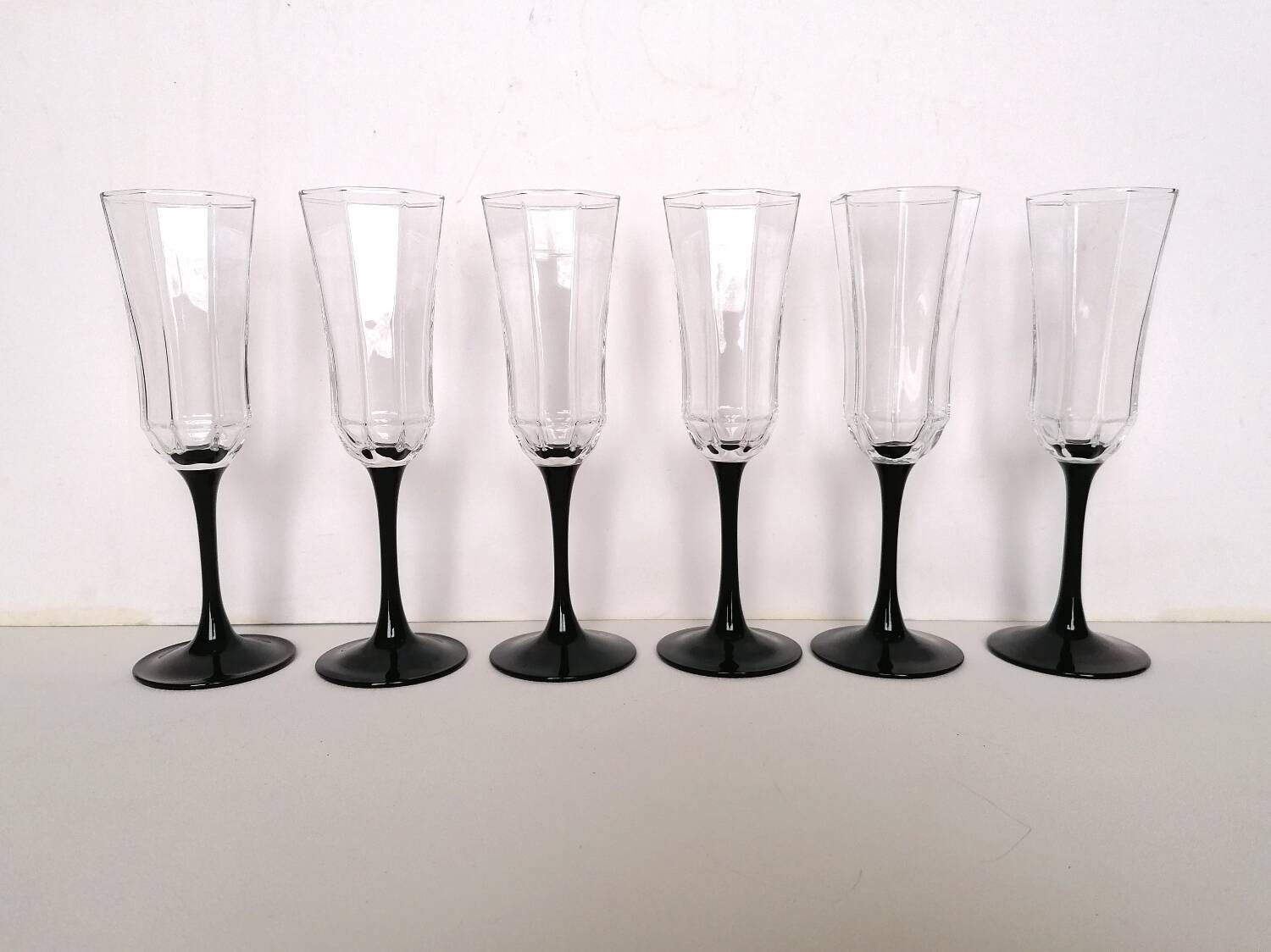 6 coupes à champagne pied noir