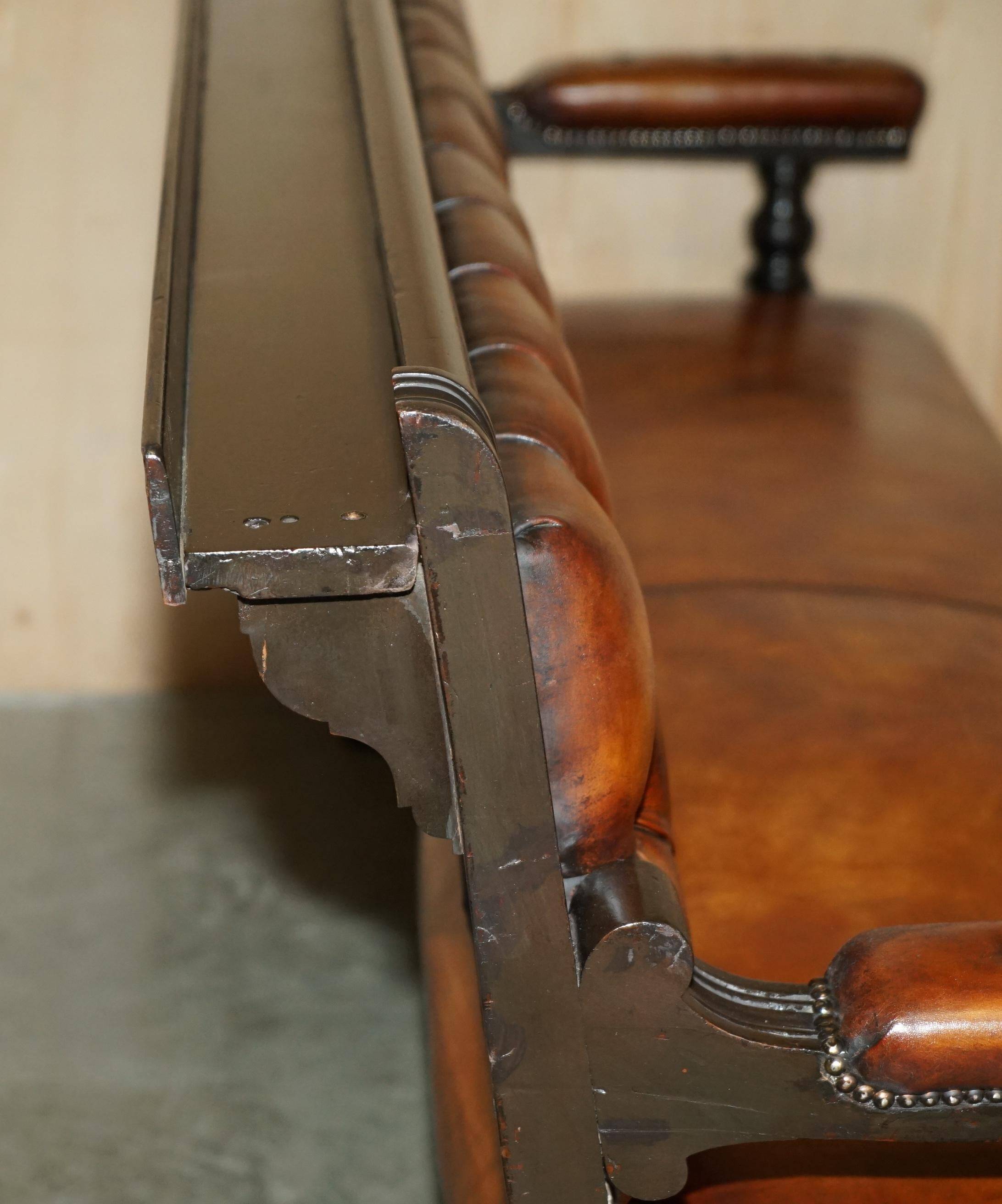 Banc de pub victorien Chesterfield en cuir restauré