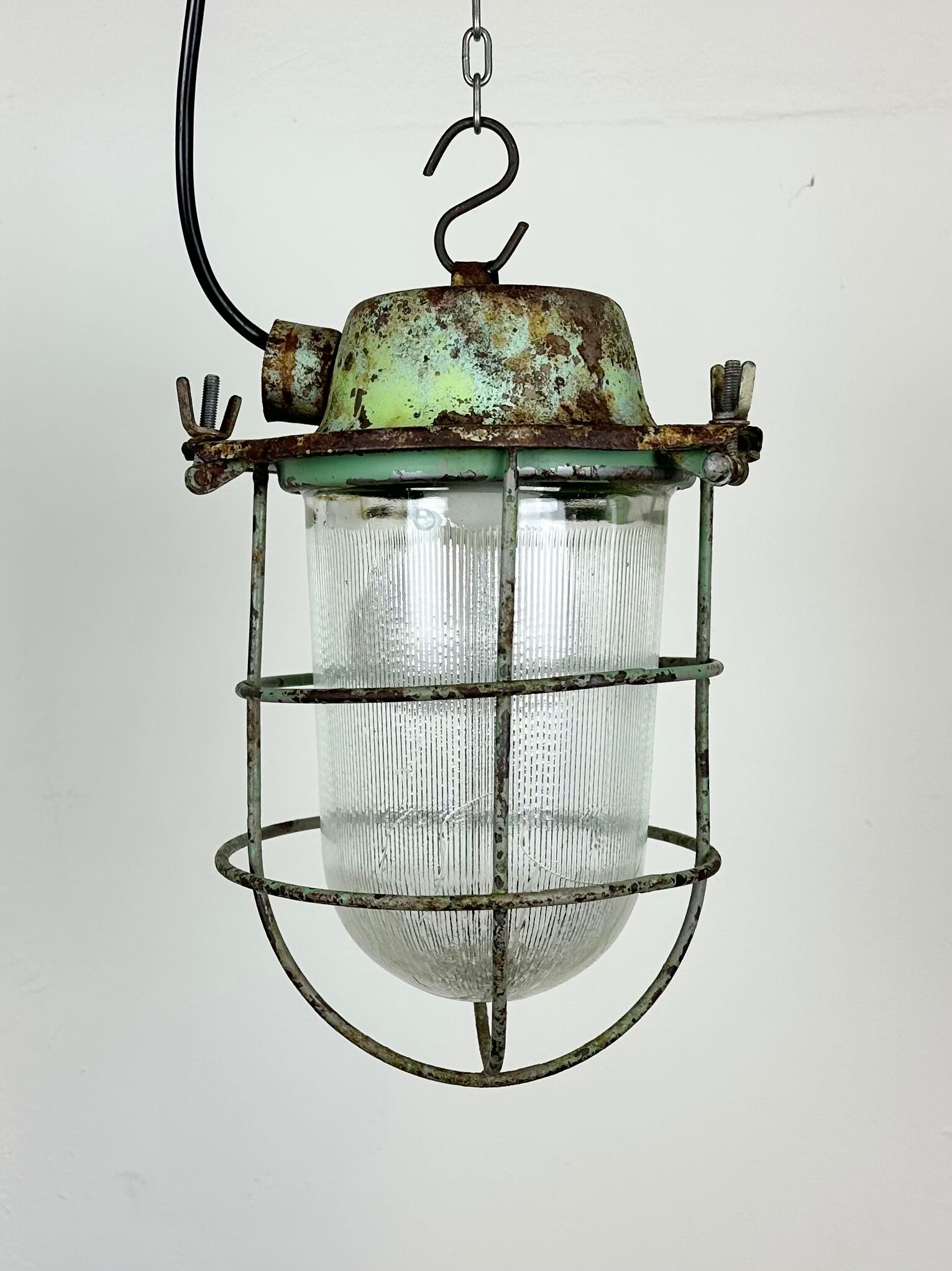 Suspension de bunker industriel soviétique vert avec grille de fer, années 1960
