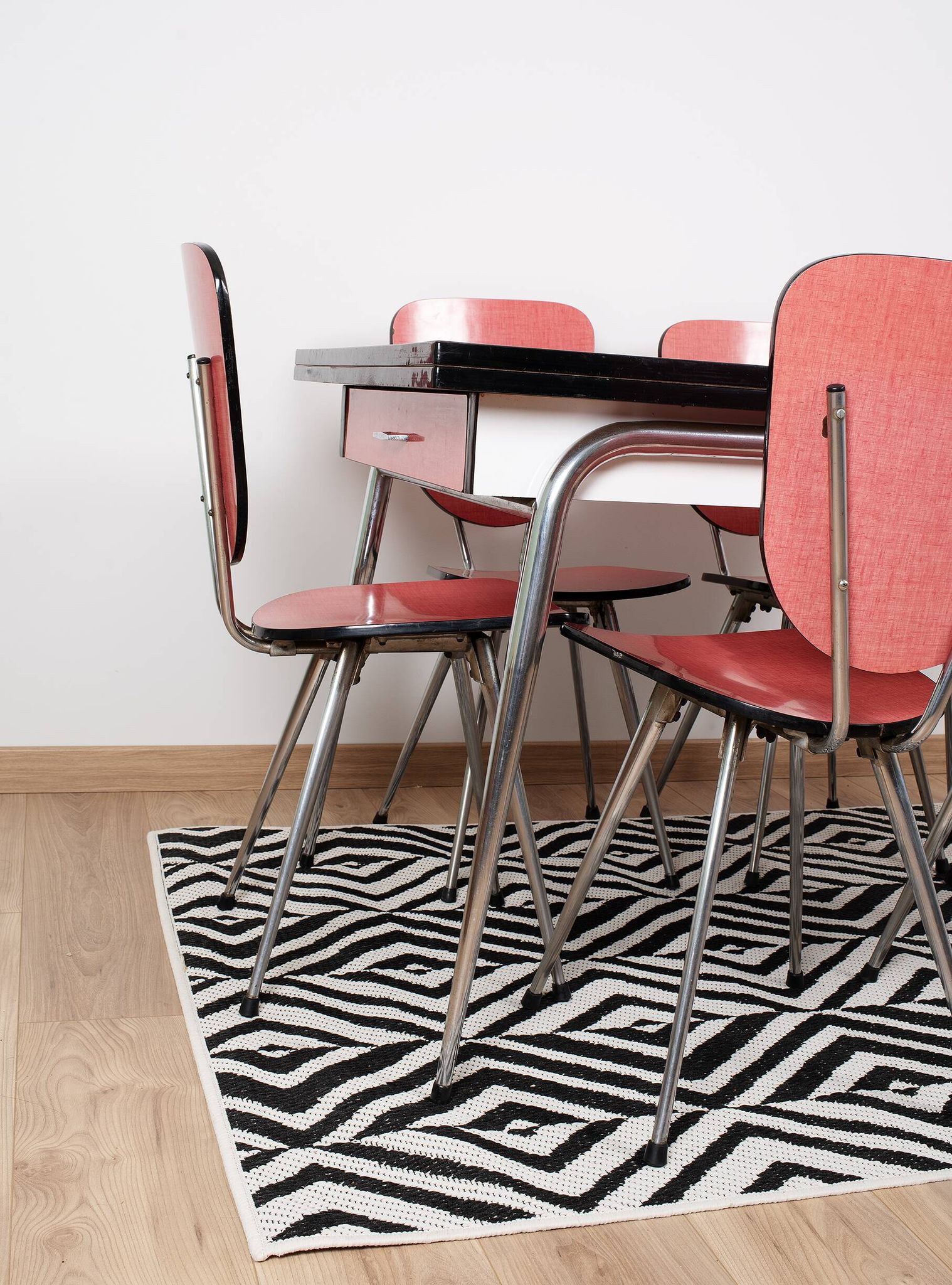 Extendable table and 6 chairs in Formica and stainless steel, brand FURANIA EUROPALU