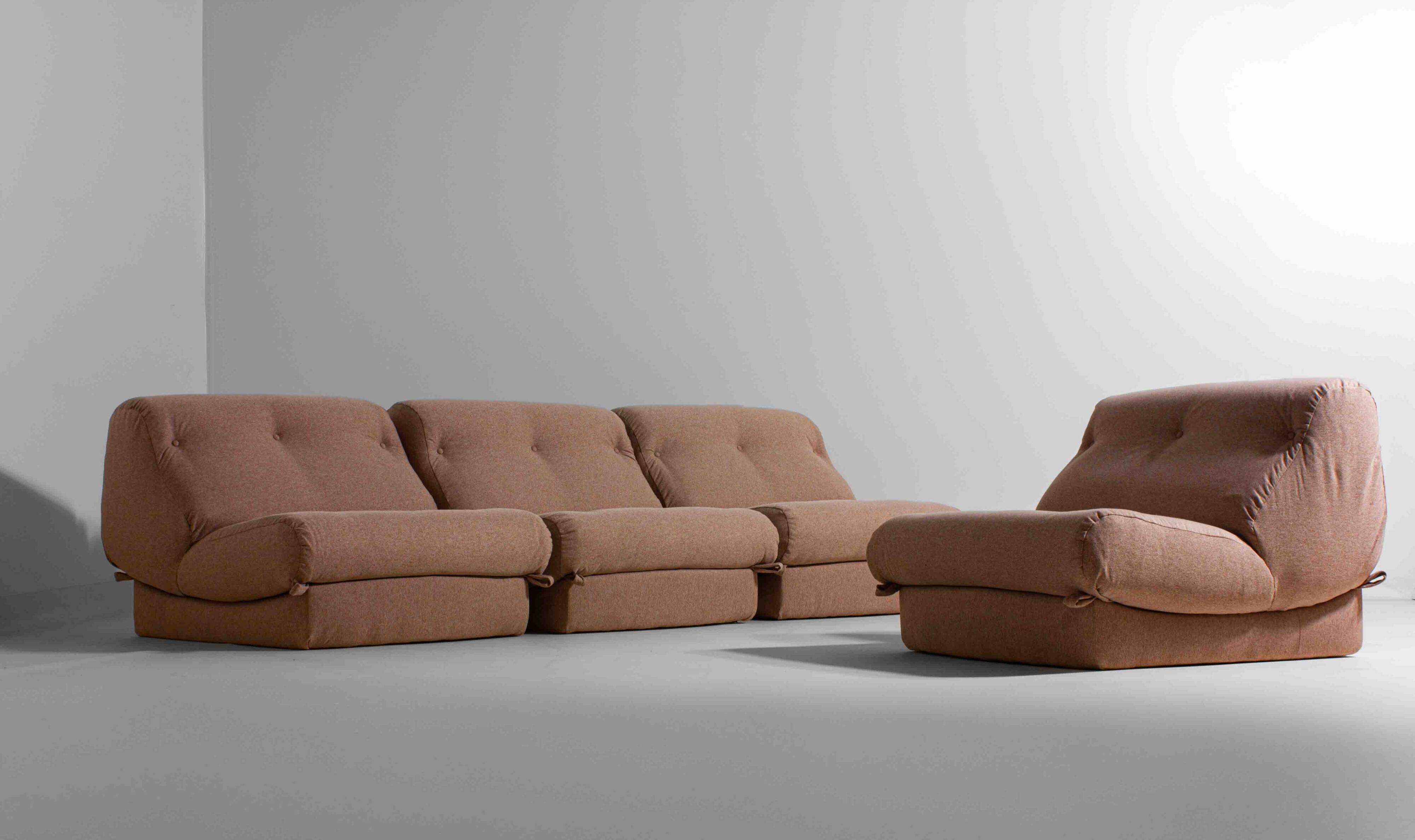 Nuvolone modular sofa in pink fabric by Rino Maturi, 1970s, 5 modules