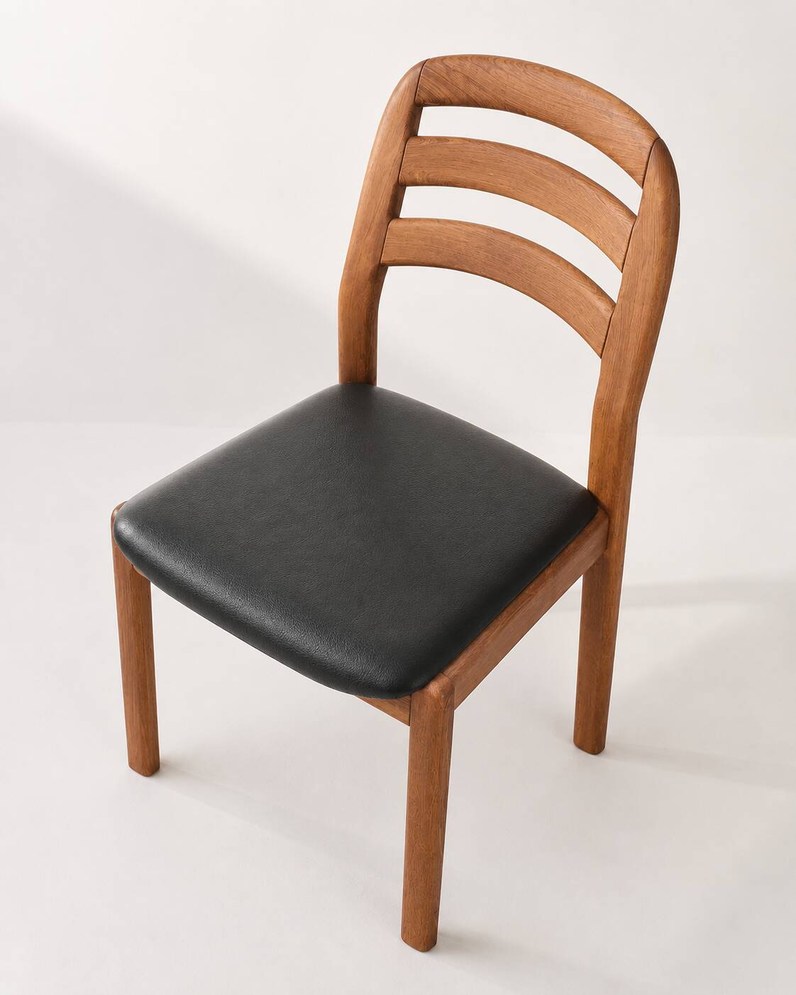 Dyrlund dining chair teakwood