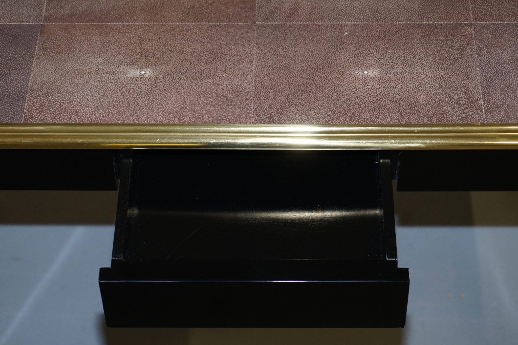 Bureau en Galuchat avec Métal Doré, Modèle Moderne