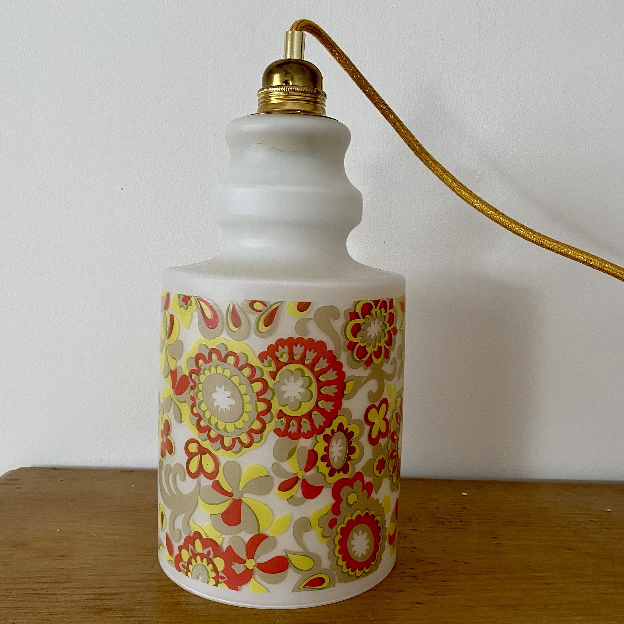 Baladeuse globe vintage en opaline avec motifs