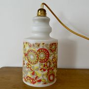 Baladeuse globe vintage en opaline avec motifs
