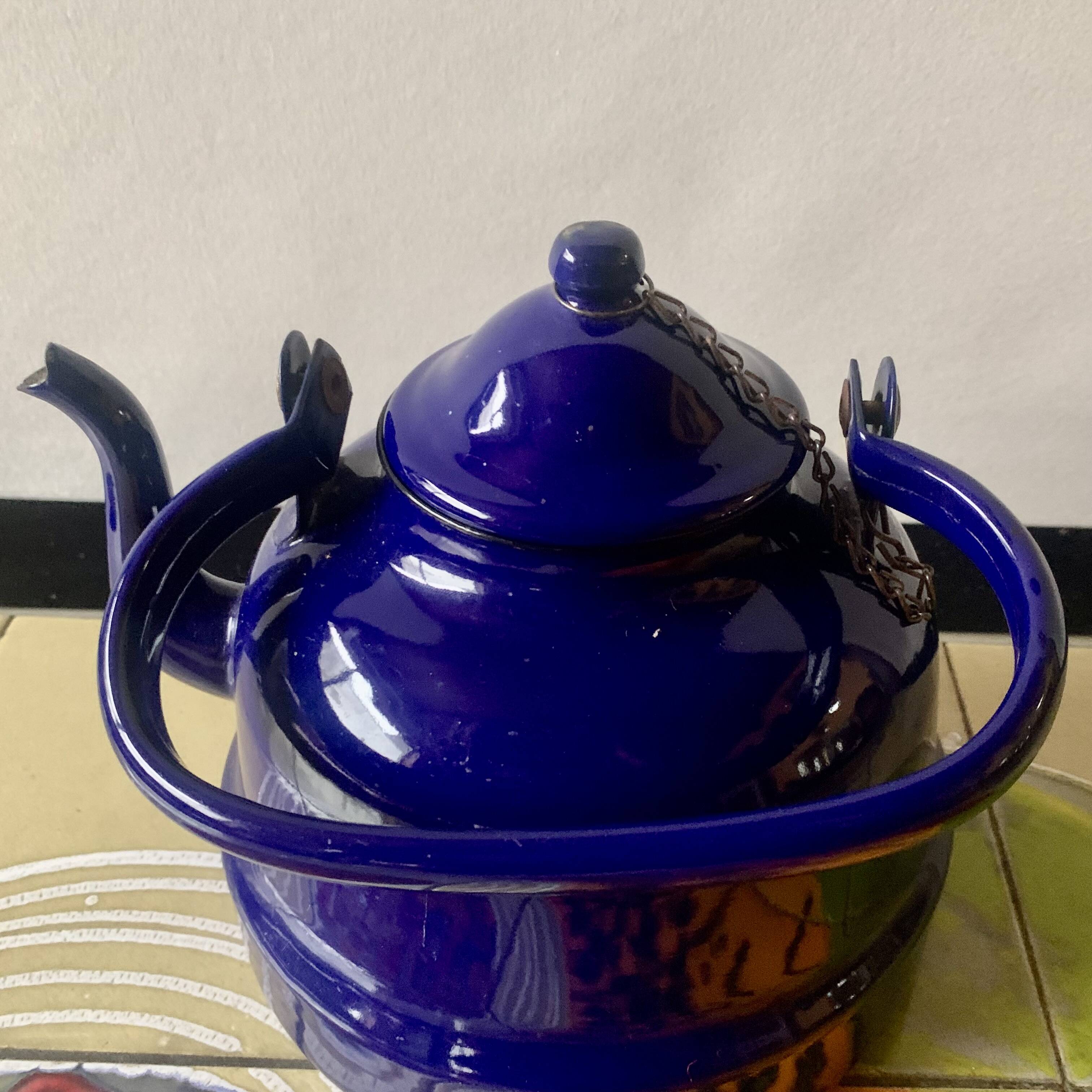 Bouilloire vintage en tôle émaillée bleue