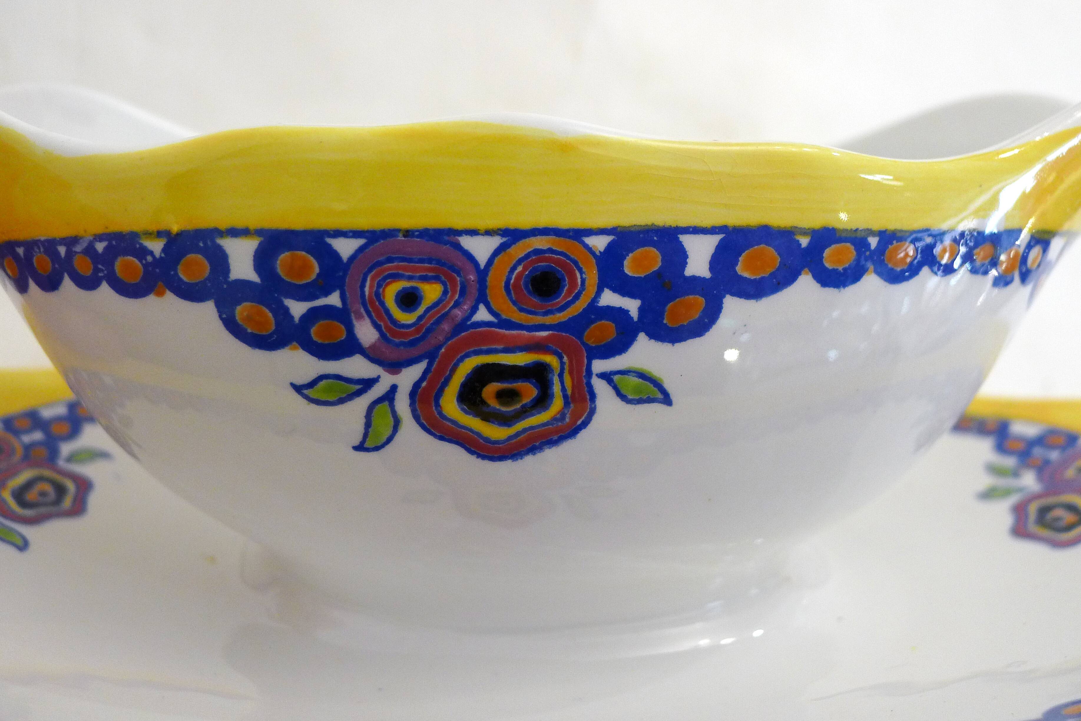 Saucière Art Déco, décor stylisé coloré, faïence Boch la Louvière