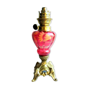 lampe à pétrole Napoléon III verre rouge émaillé de fleurs, pied doré + verre