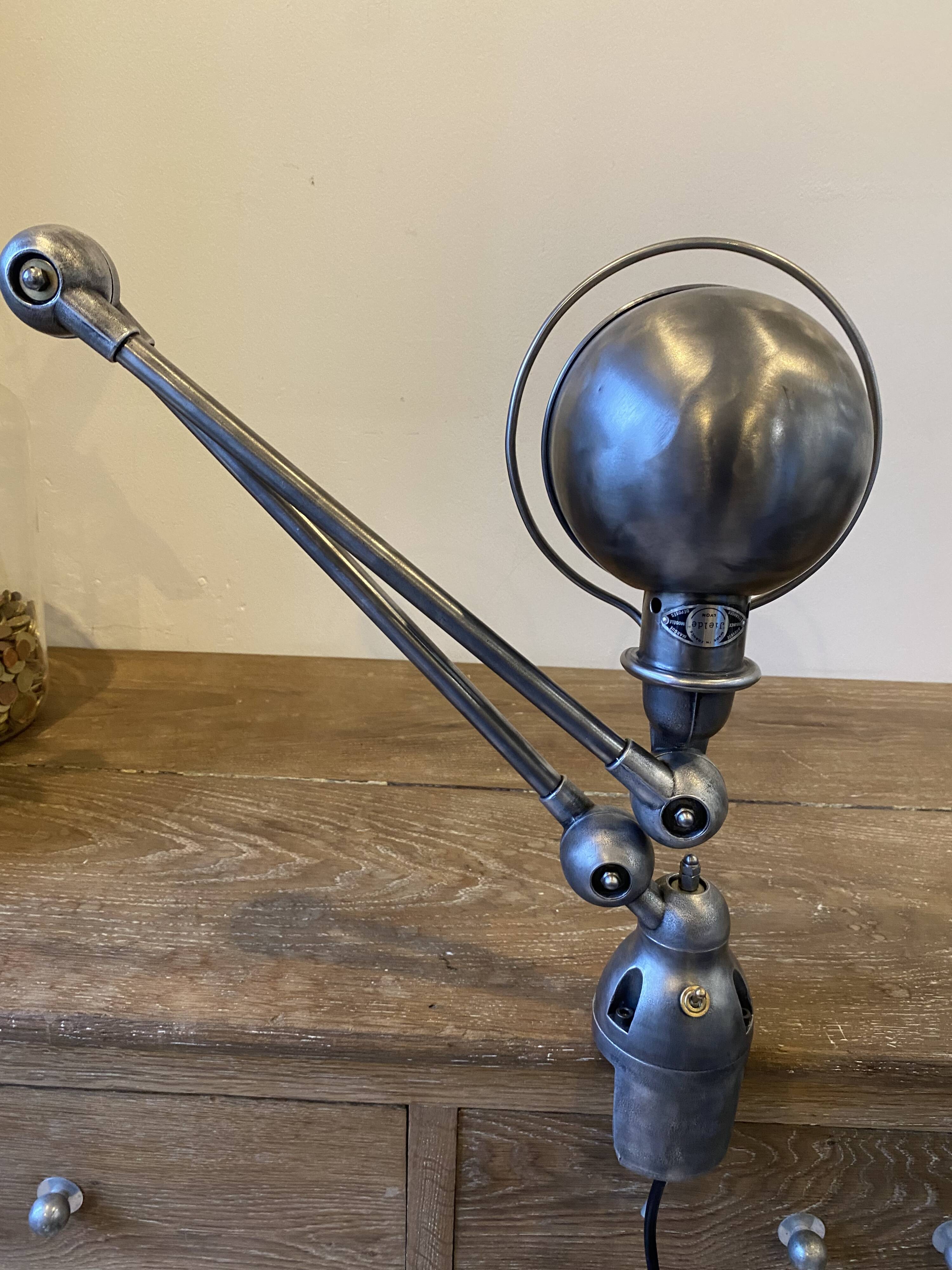 Lampe de bureau Jieldé jielde 2 bras de 40cm avec base étau graphite indus