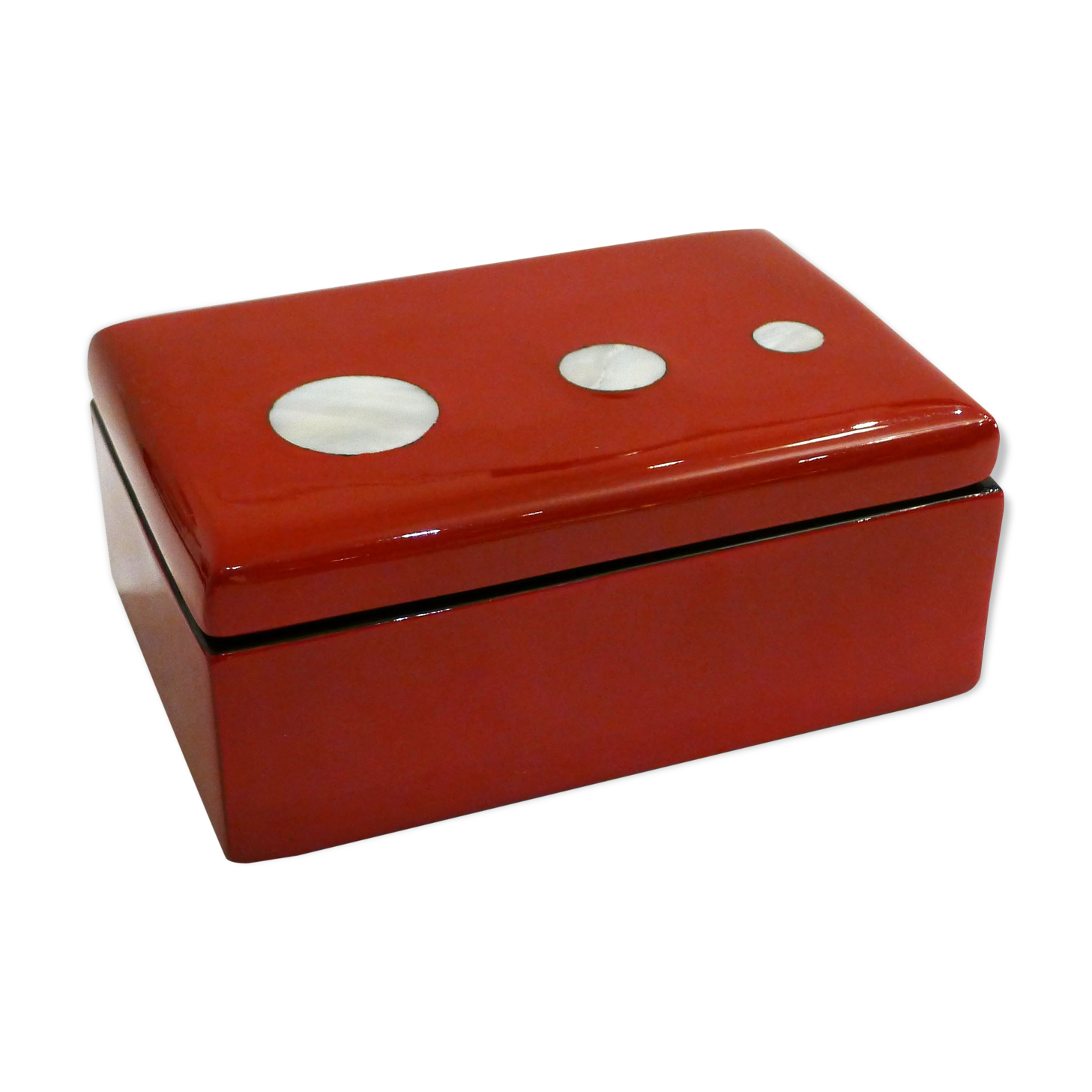 Coffret en bois laqué rouge et décor nacre
