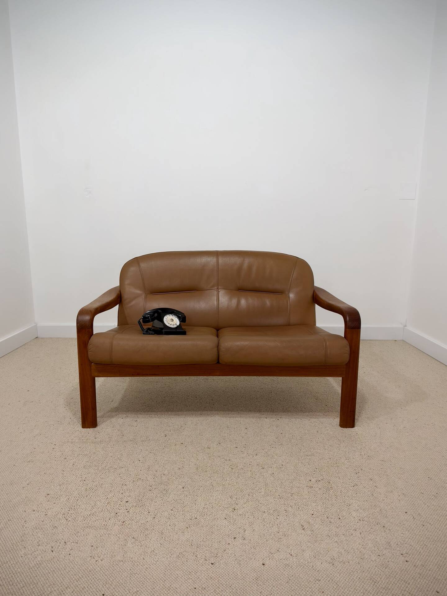 vintage camel leather and wood 2-seater sofa – 1970s