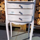 Small patinated vintage chest of drawers/bedside table