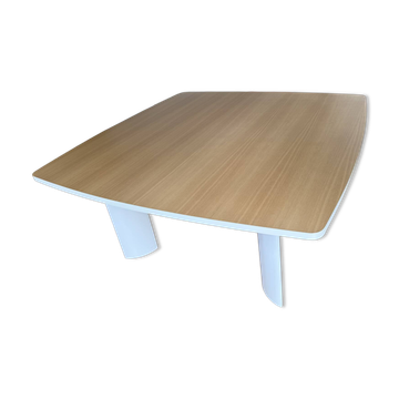 Grande table comptemporaine de 1600x1600