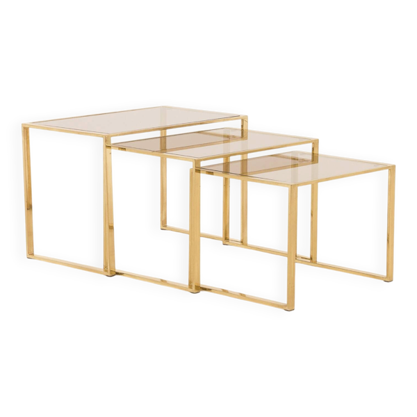 Ensemble de trois tables gigognes en laiton dans le style de Romeo Rega, Italie, années 1970.