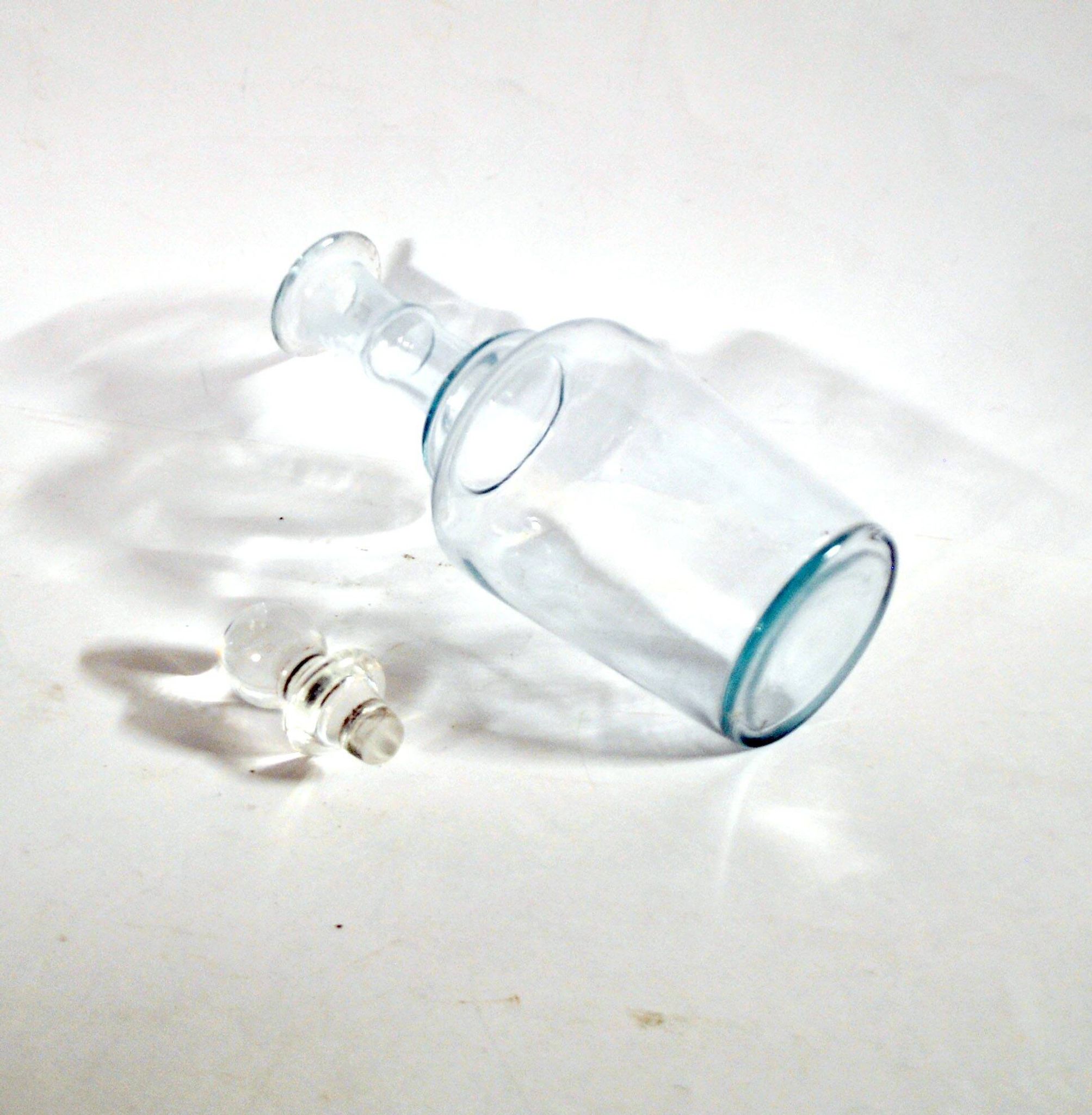 Flacon, carafe ancienne en verre bleuté