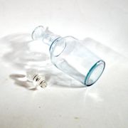 Flacon, carafe ancienne en verre bleuté
