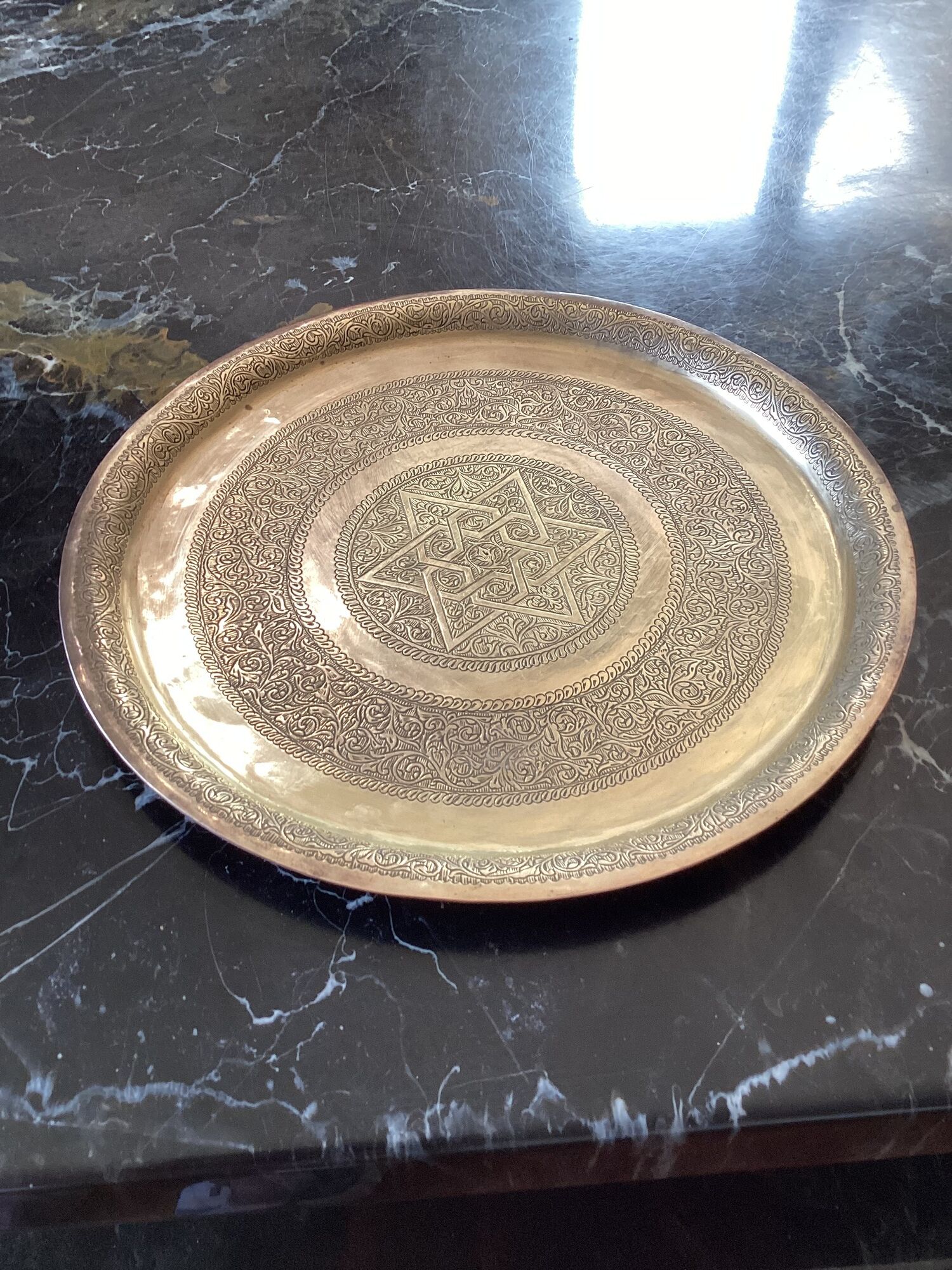 Moroccan tray in gilded brass dimension: height -2.5cm- diameter -35cm-