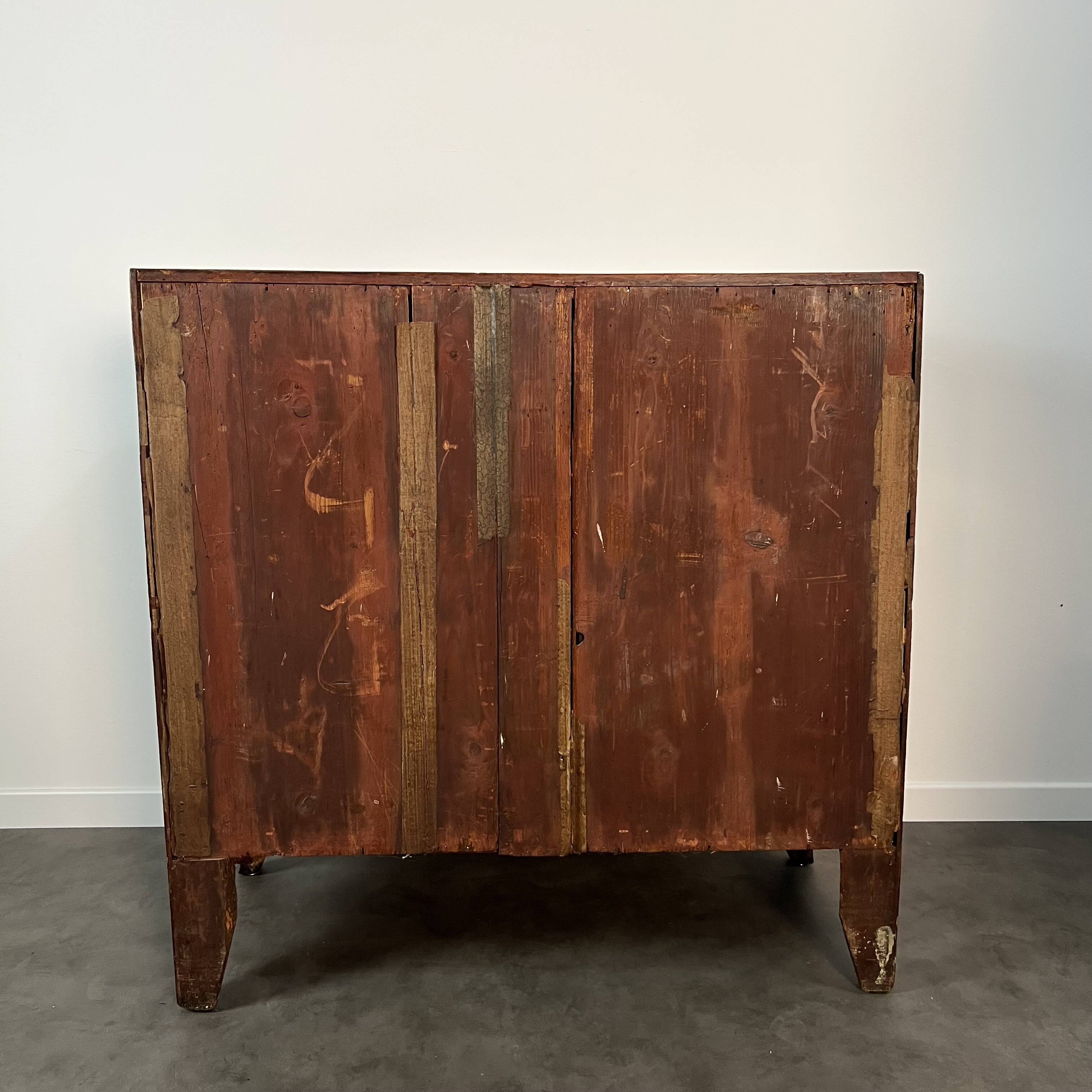English commode from the George III Regency period, bombe shape in mahogany veneer.