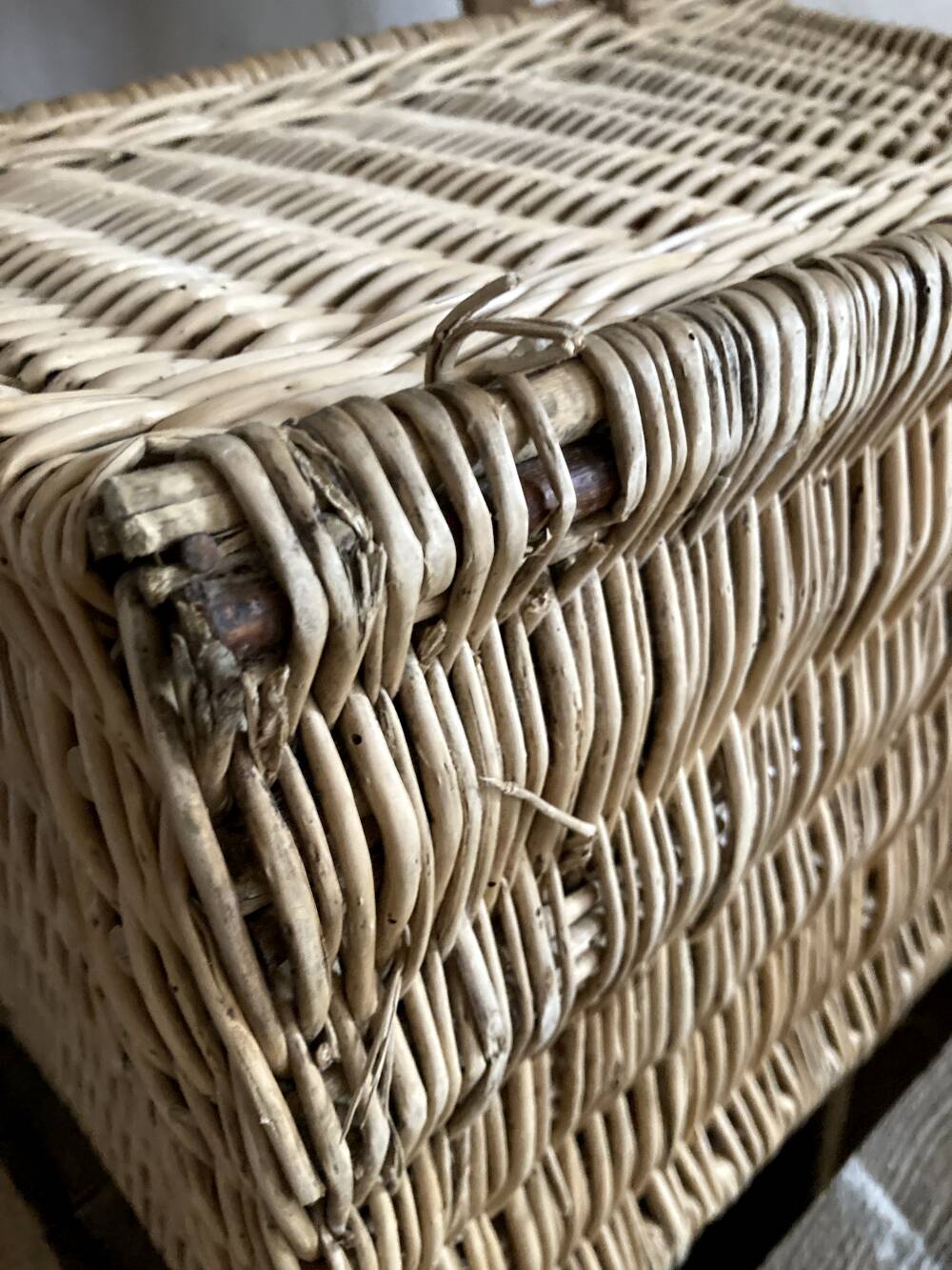 Wicker basket with convex lid