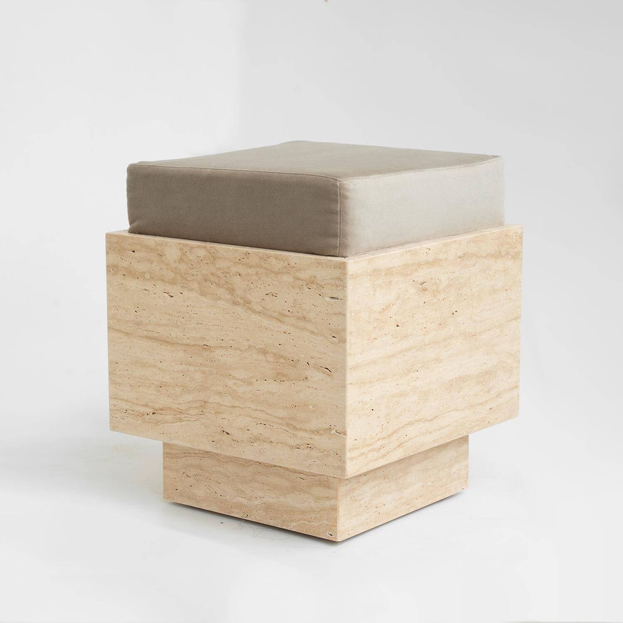 Tabouret cubique en travertin avec coussin en velours