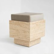 Tabouret cubique en travertin avec coussin en velours