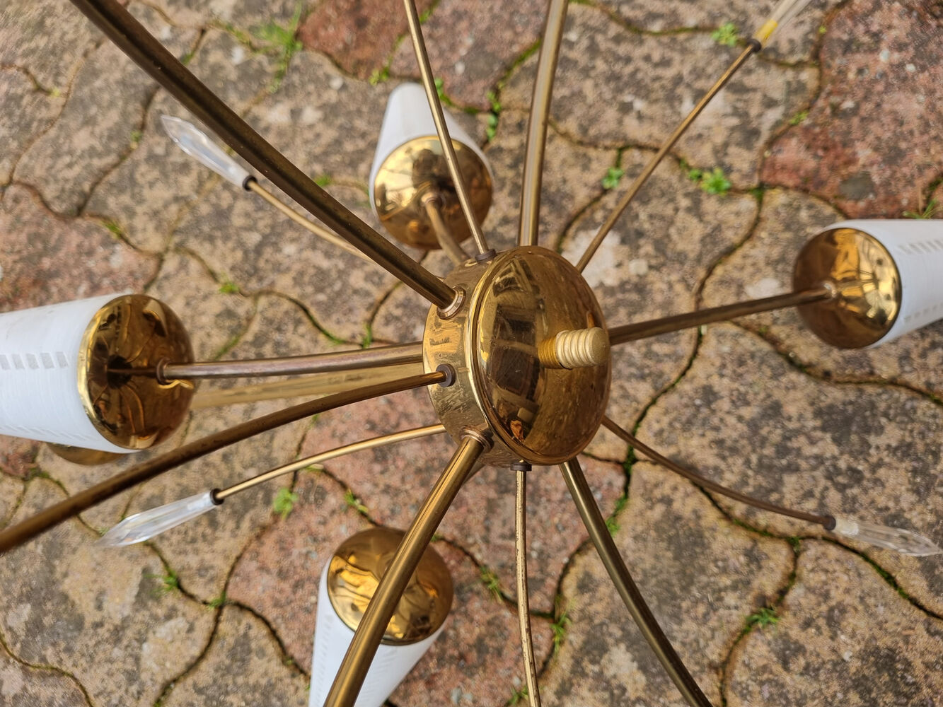 Suspension sputnik, 8 lights, brass, tulips opaque glass, vintage, 50s