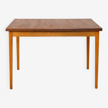 Table scandinave avec planches coulissantes