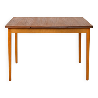 Scandinavian table with pull-out planks