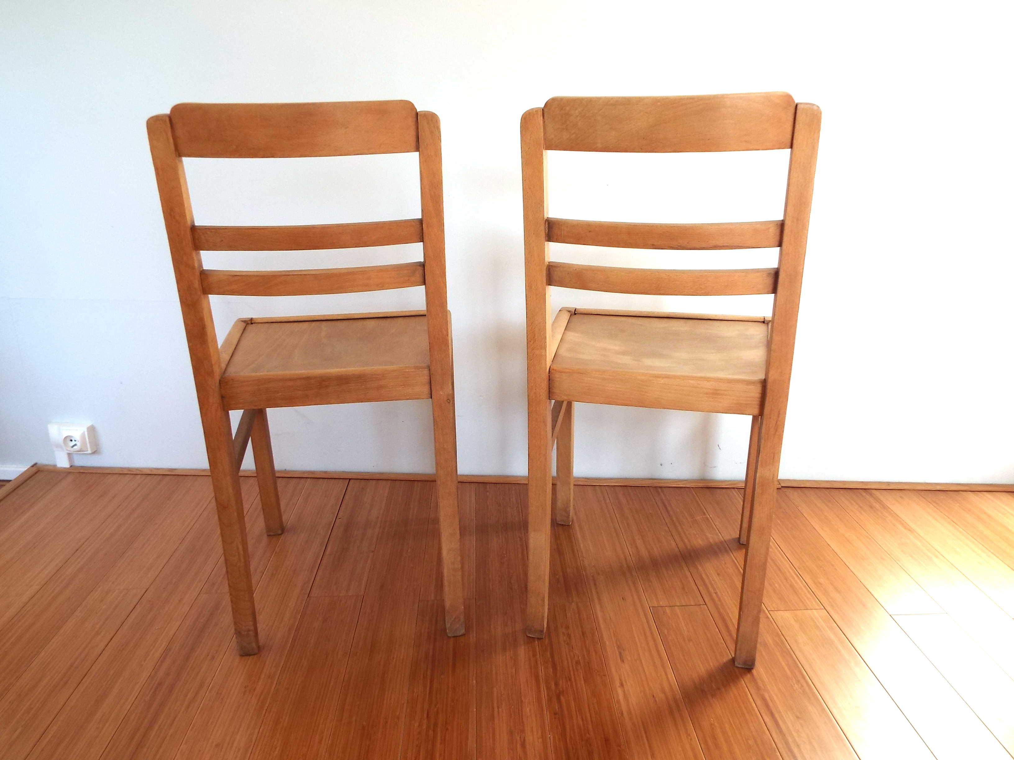 2 wooden chairs type reconstruction