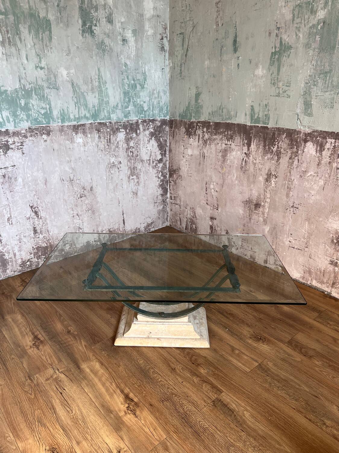 Table basse en verre et métal patine antique