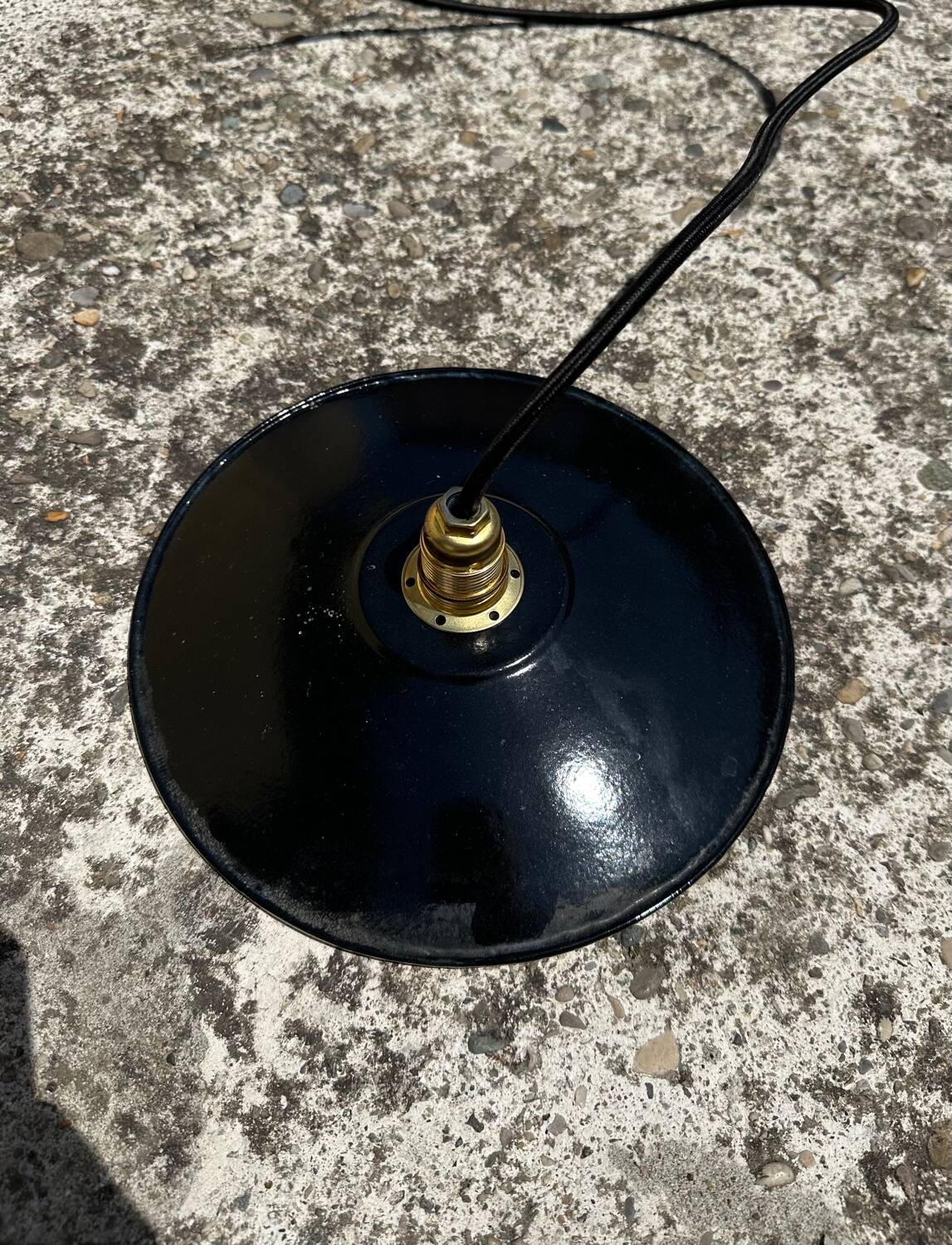 Suspension vintage en tôle émaillée verte et noire déco rétro fermé