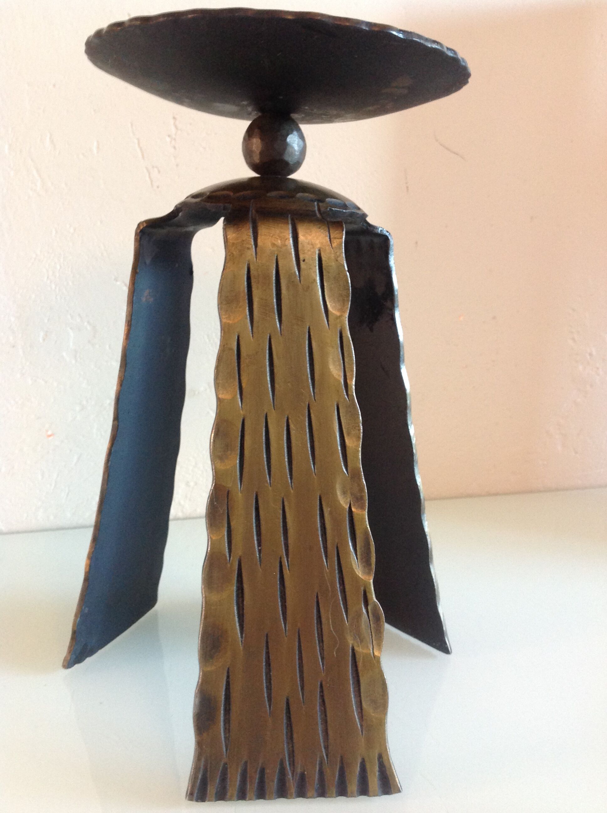 Brutalist candle holder tripod in golden metal / vintage 60s-70s