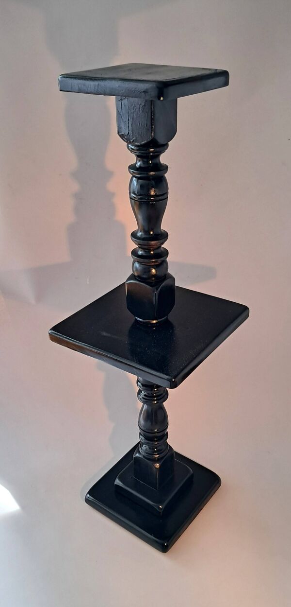 Colonne en chêne noirci à deux plateaux.