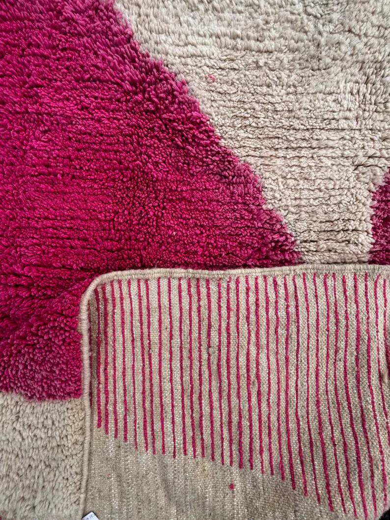 Moroccan Mrirt wool rug in pink and white 180x240 cm – Handwoven Berber rug, modern boho style, authentic wool area rug.