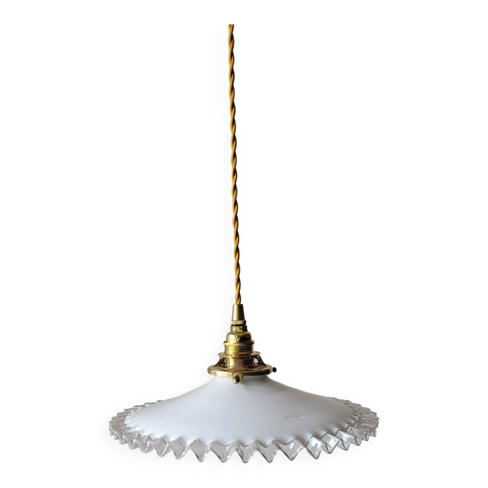 Pendant in serrated opaline