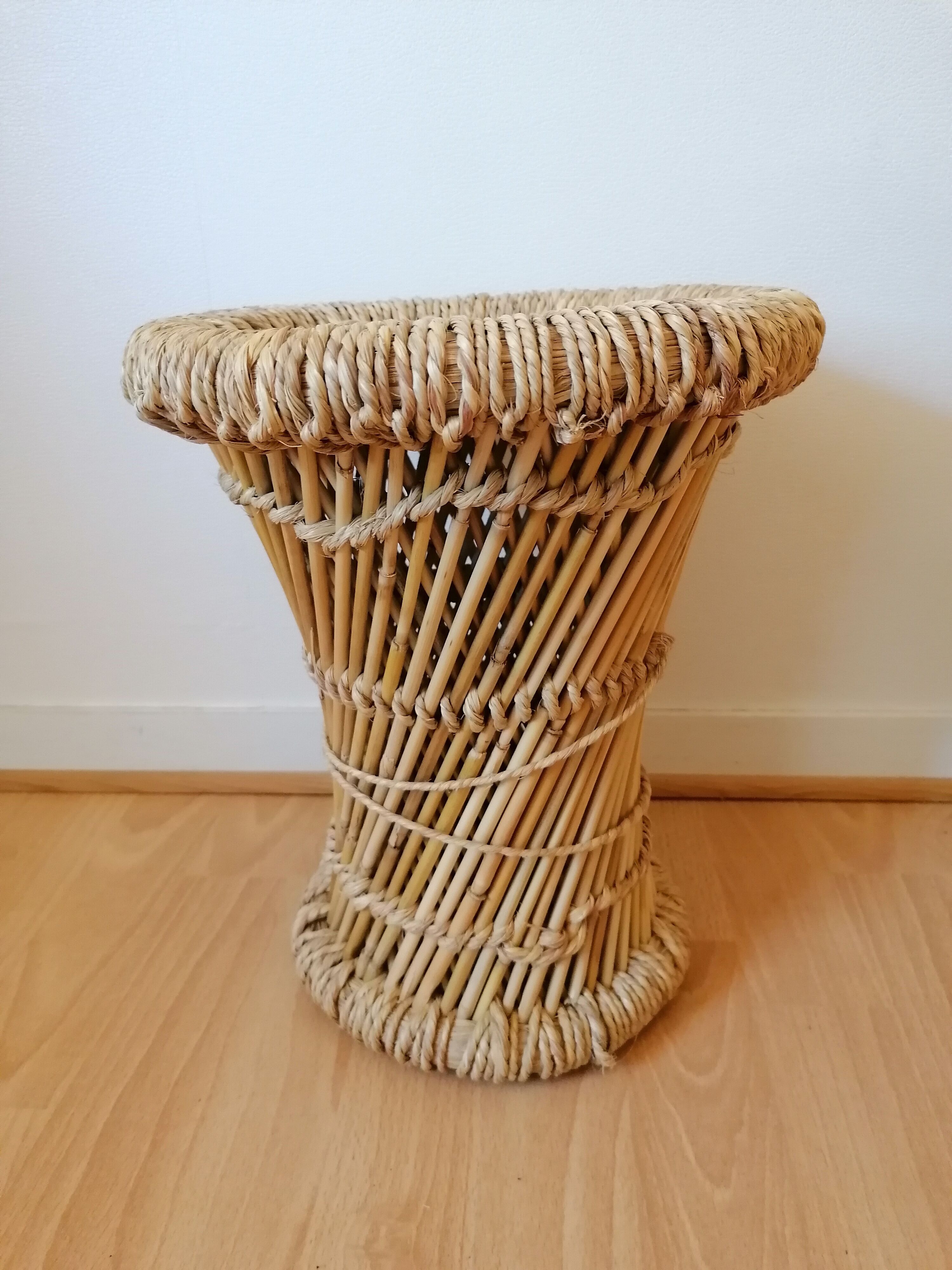 Diabolo rattan stool
