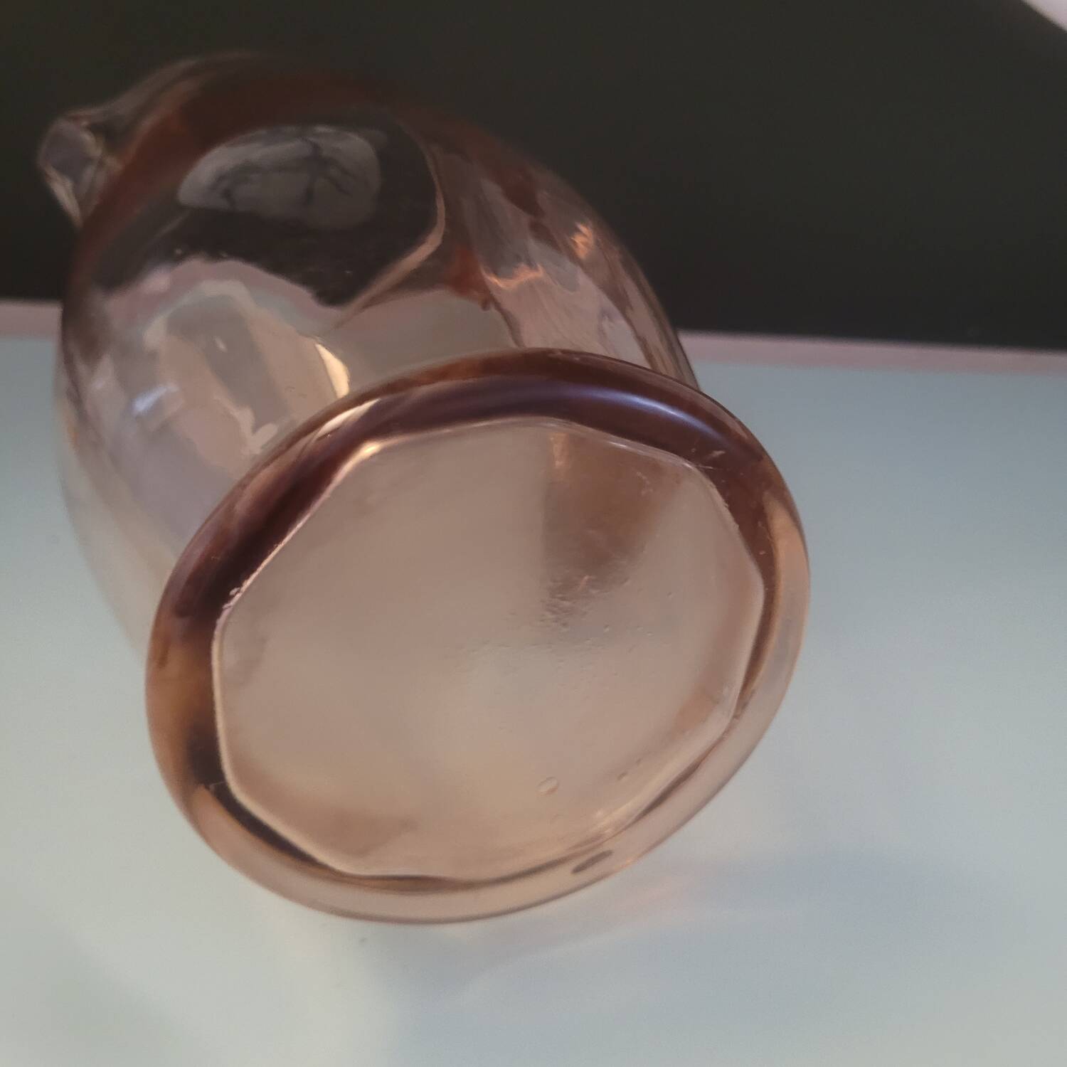 Pichet en verre soufflé rose, vers 1960
