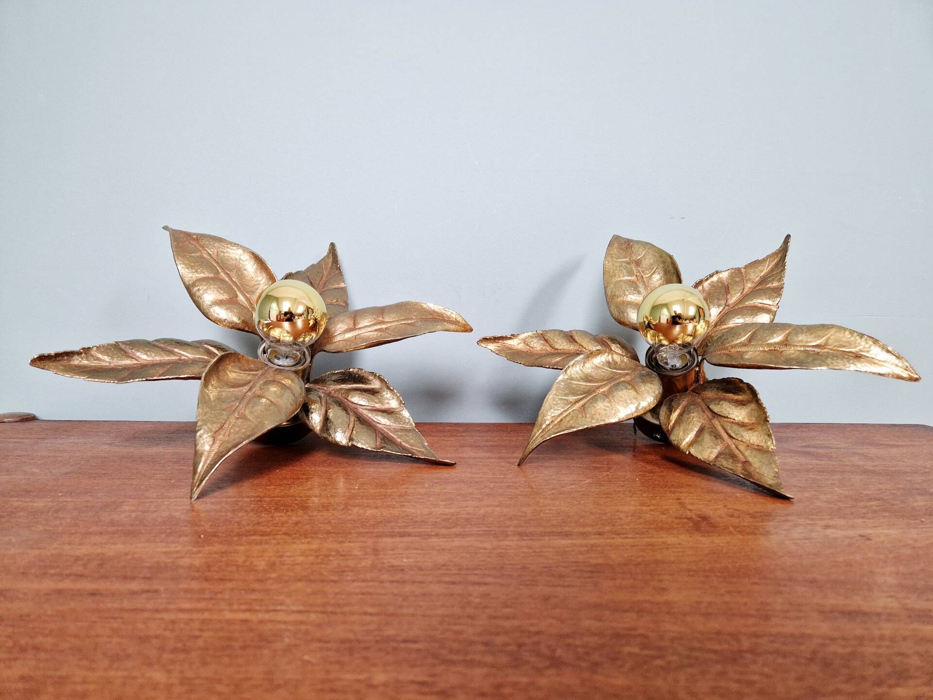 Pair of floral wall sconces in brass, design by Willy Daro, 1970.