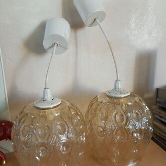 Lot 2 suspensions en verre moulé pressé