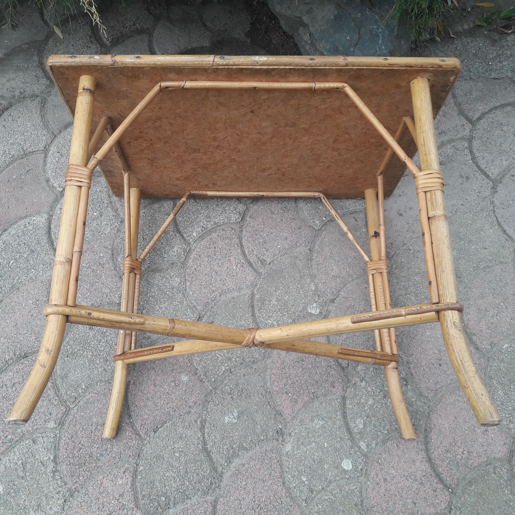 Low end rattan table