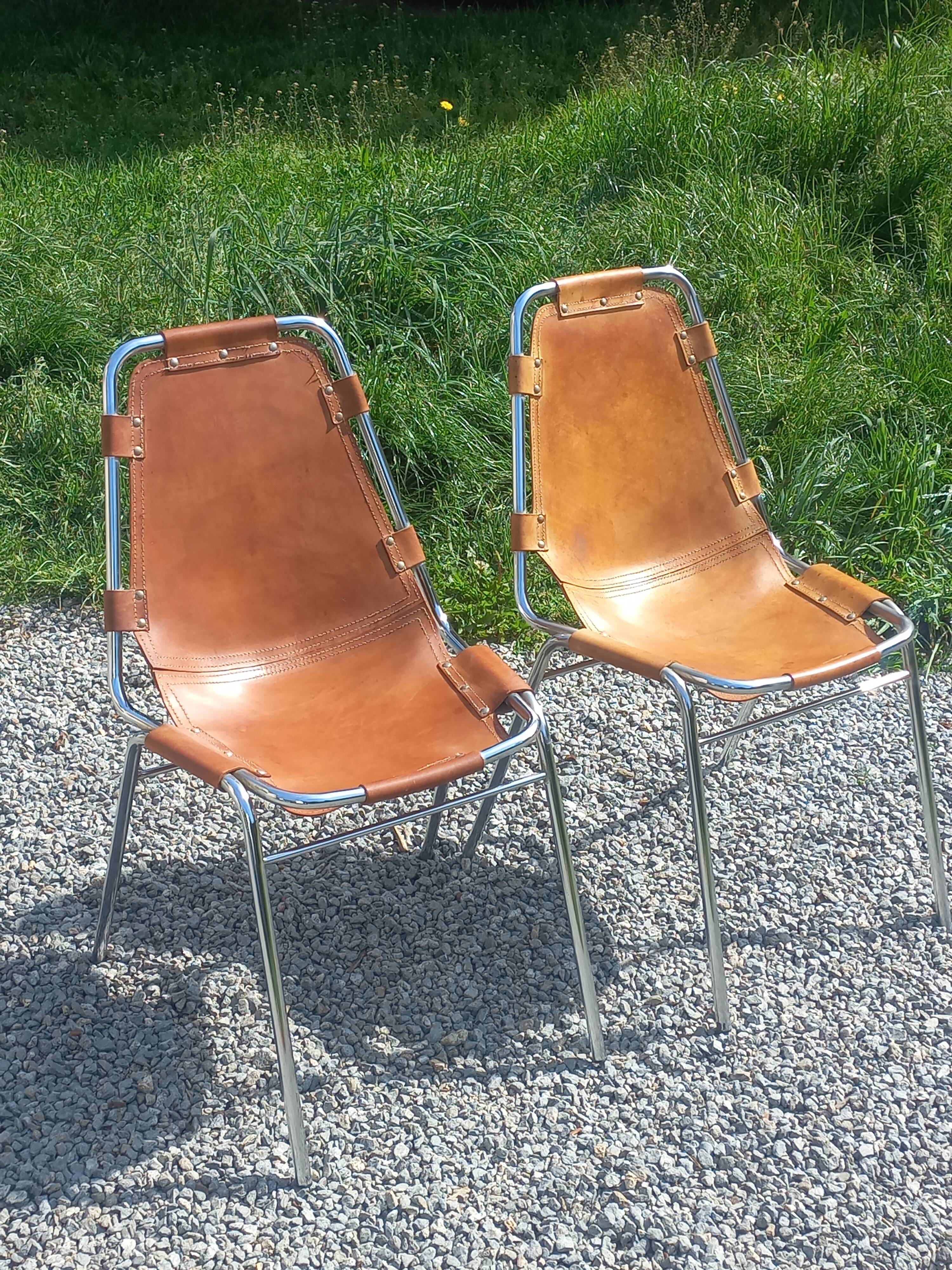 Paire de chaises design de Charlotte Perriand pour les Arcs