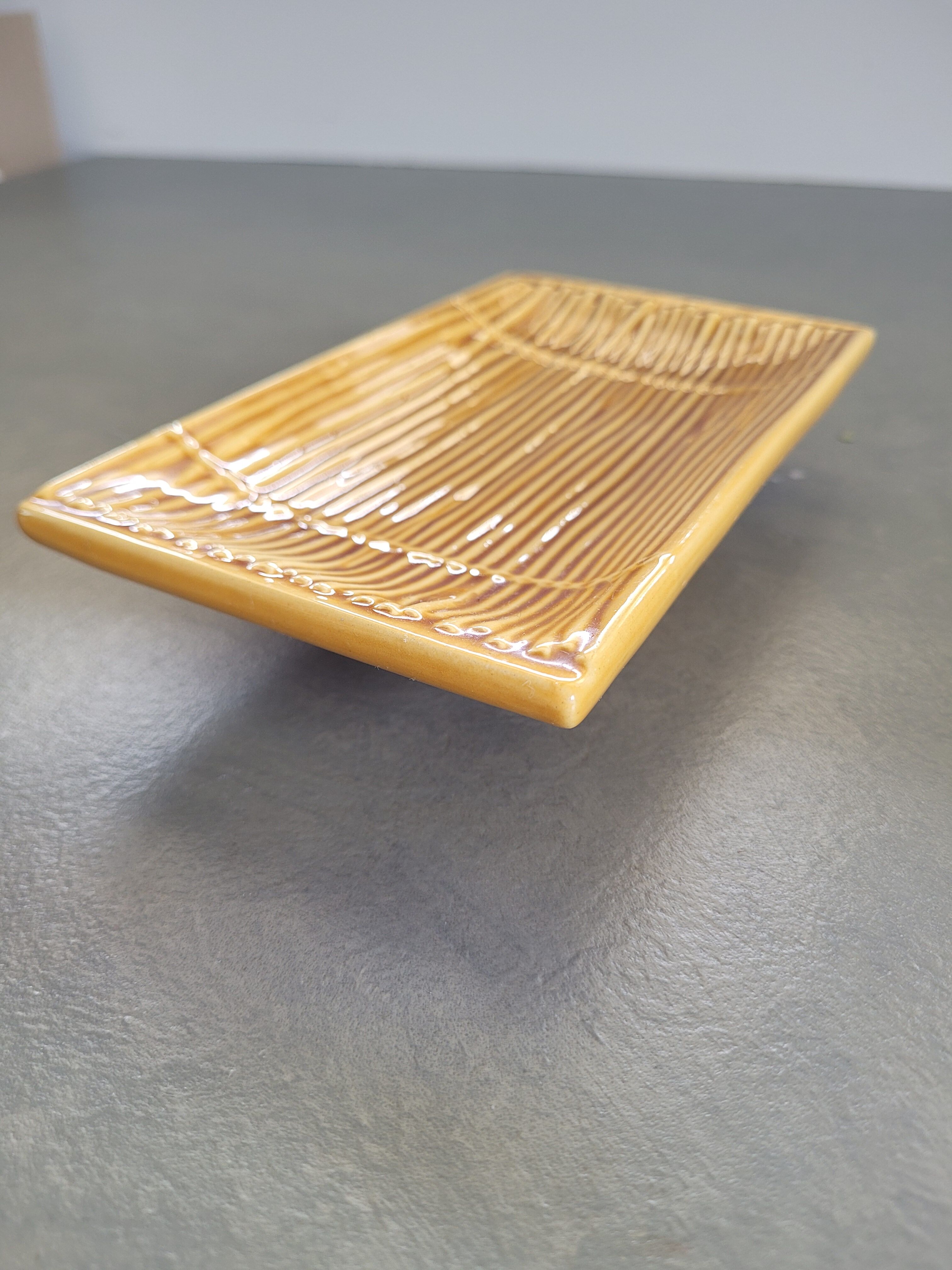 Buttermaker and its butter knife with straw pattern