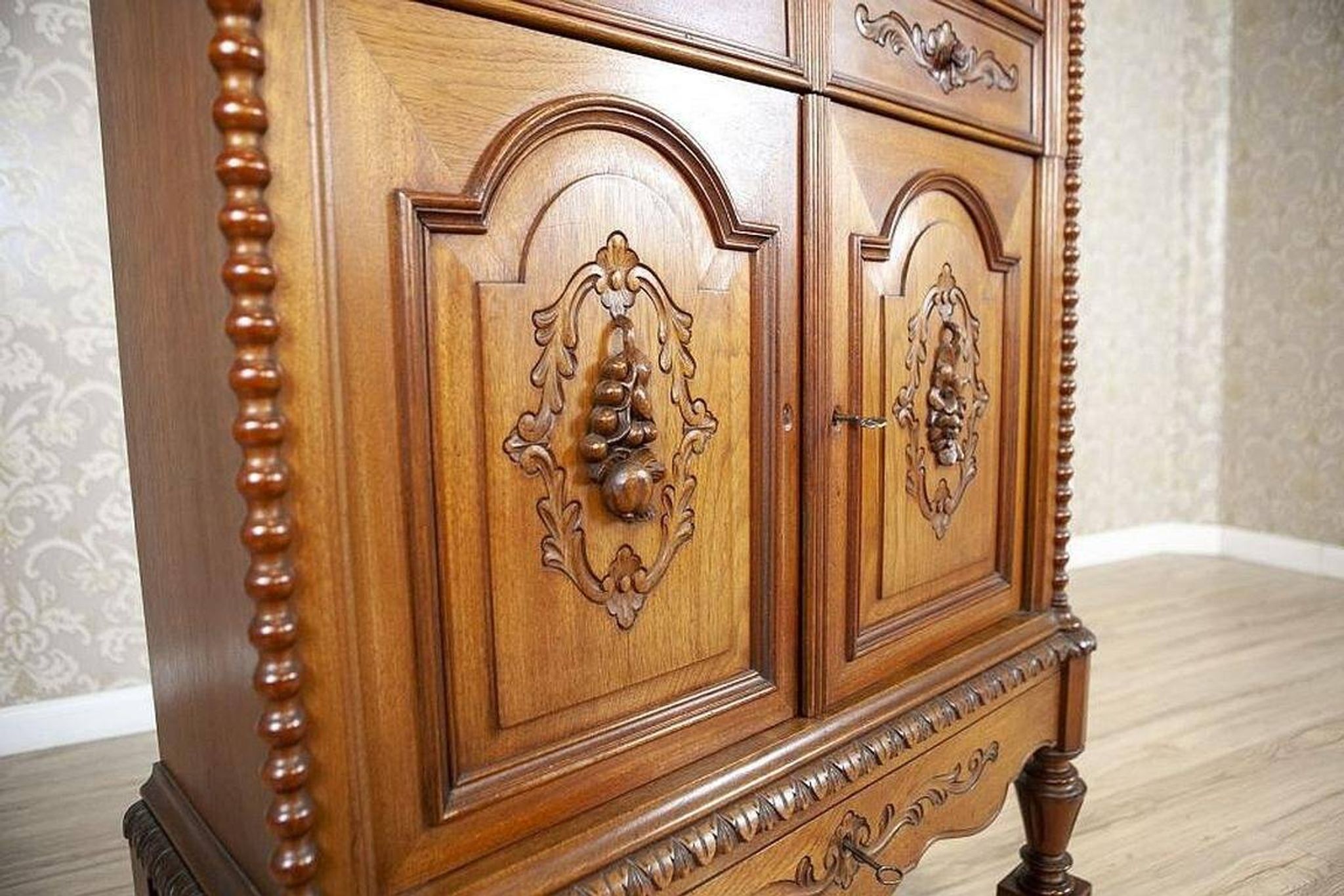 Cabinet de style Renaissance Revival en noyer, 1900