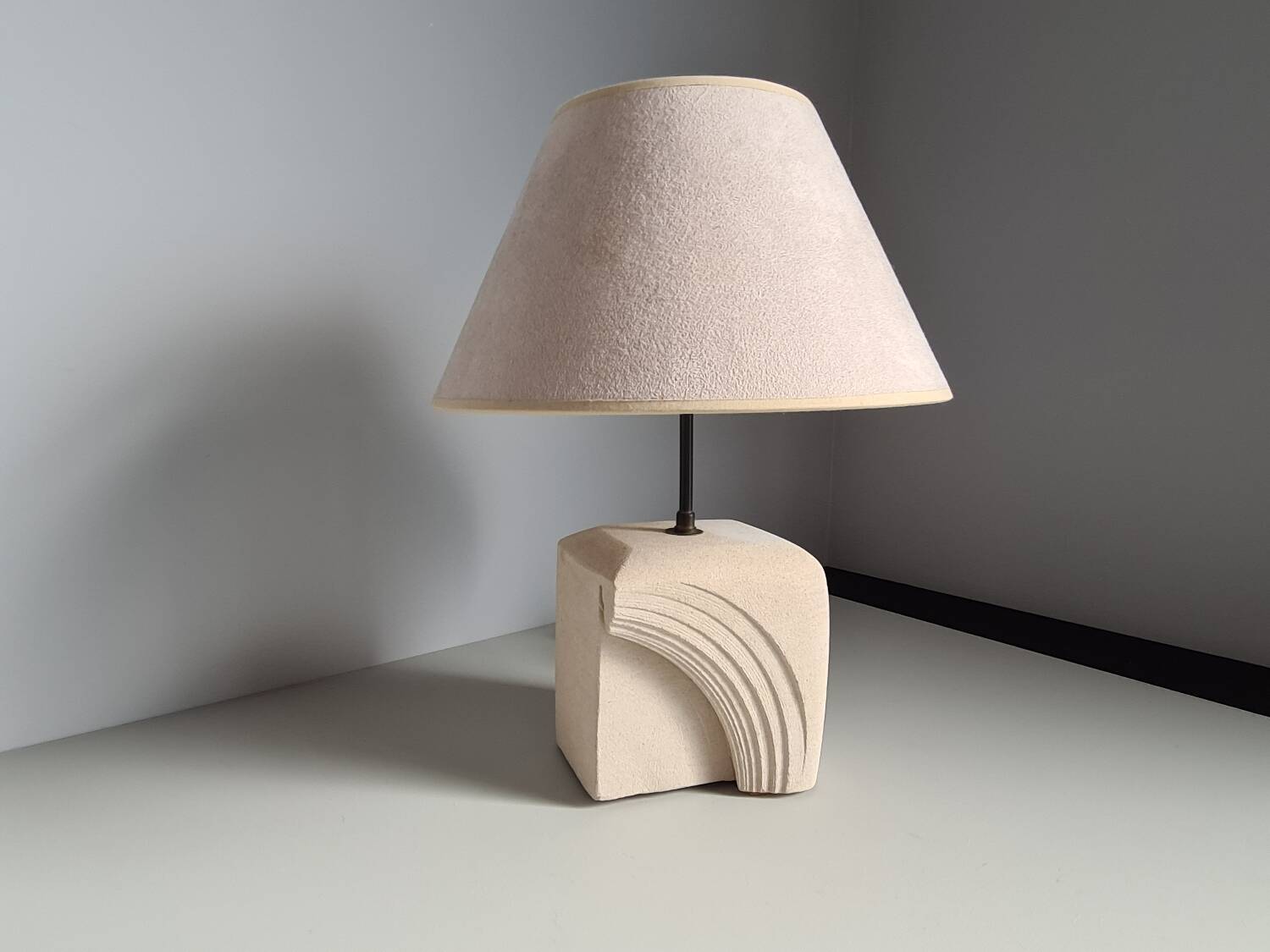 Albert Tormos style sculpture lamp in white stone / 60s / art / artisanal work / Mid-Century / France / 20th century